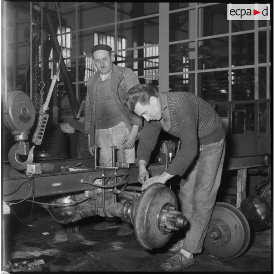 Vue intérieure de l'atelier automobile du quartier de Belcourt.