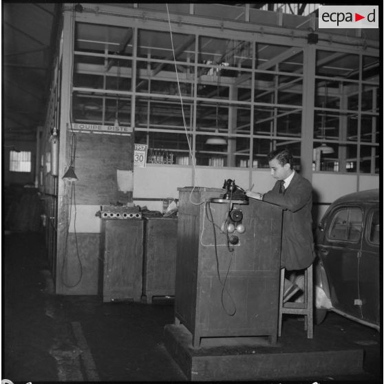 Vue intérieure de l'atelier automobile du quartier de Belcourt.