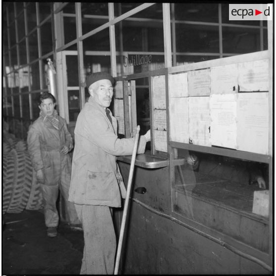 Vue intérieure de l'atelier automobile du quartier de Belcourt.