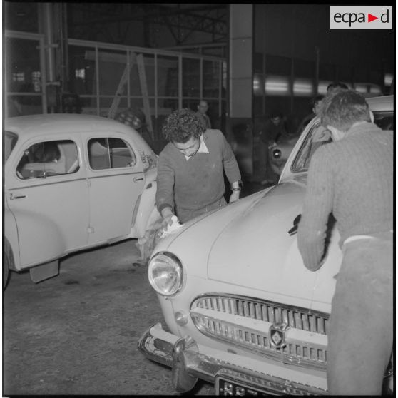 Vue intérieure de l'atelier automobile du quartier de Belcourt.