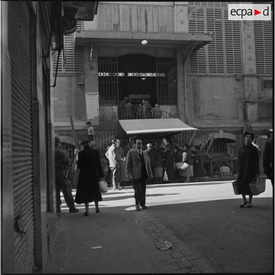 Vue extérieure d'un marché couvert du quartier de Bab el Oued.