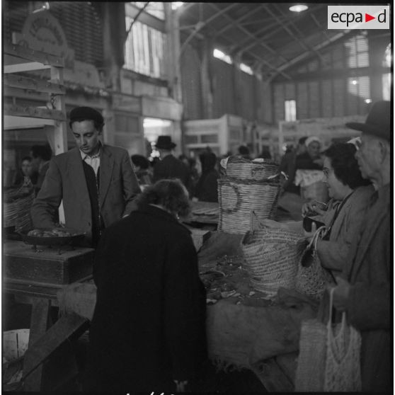 Vue intérieure d'un marché couvert du quartier de Bab el Oued.