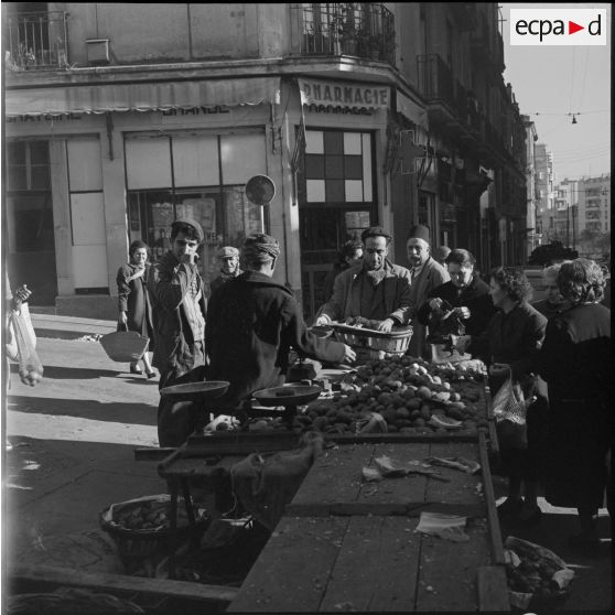 Vue extérieure d'un marché couvert du quartier de Bab el Oued.