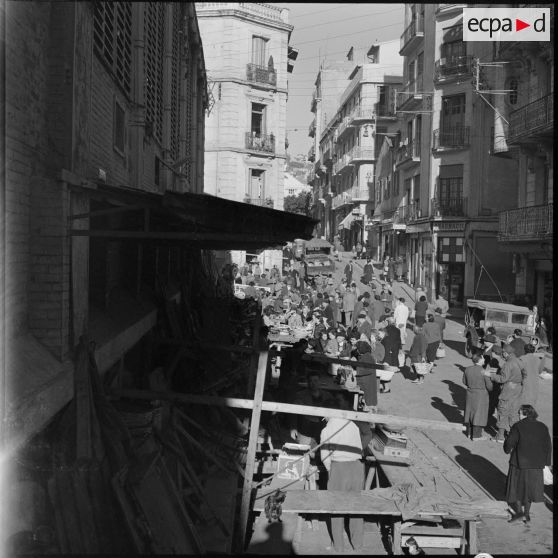 Vue extérieure d'un marché couvert du quartier de Bab el Oued.