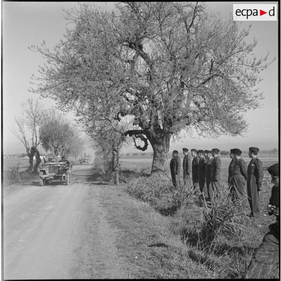 Colonne de véhicules sur une route du secteur de Souma.