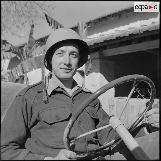 Portrait d'un conducteur de jeep du RCCC.