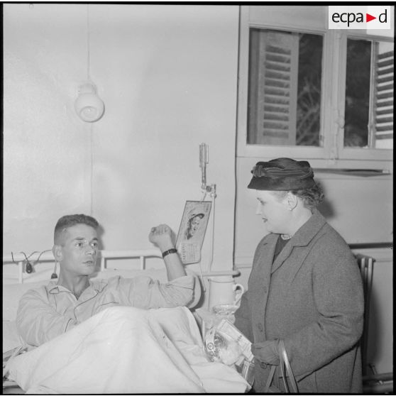 Portrait d'une femme au chevet d'un blessé.