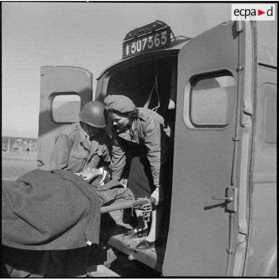 Prise en charge d'un blessé par une infirmière-PFAT, dans une ambulance.