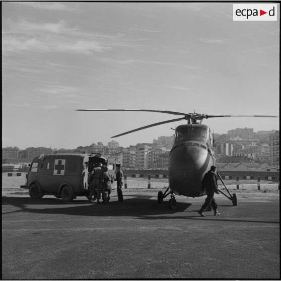 Débarquement d'un blessé sur l'héliport d'Alger.