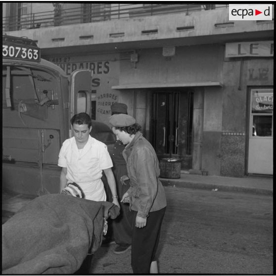 Un blessé est débarqué d'une ambulance.