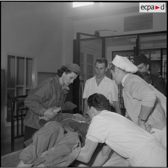 Prise en charge d'un blessé à l'hôpital Maillot d'Alger.