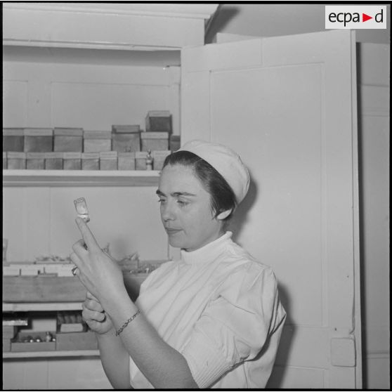 Mlle Nicole Philippe, infirmière-PFAT, prépare une piqûre.