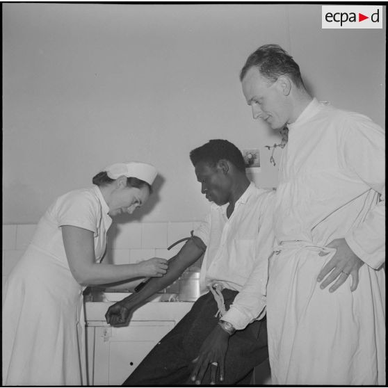 Prise de sang à l'hôpital Maillot d'Alger.