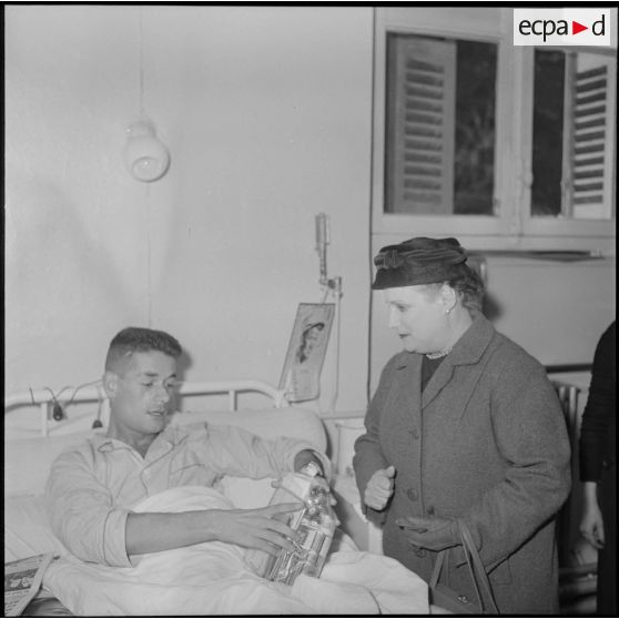 Portrait d'une femme au chevet d'un blessé.