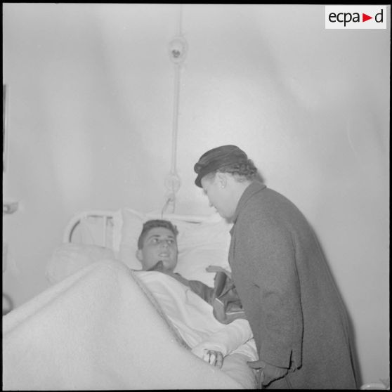 Portrait d'une femme au chevet d'un blessé.