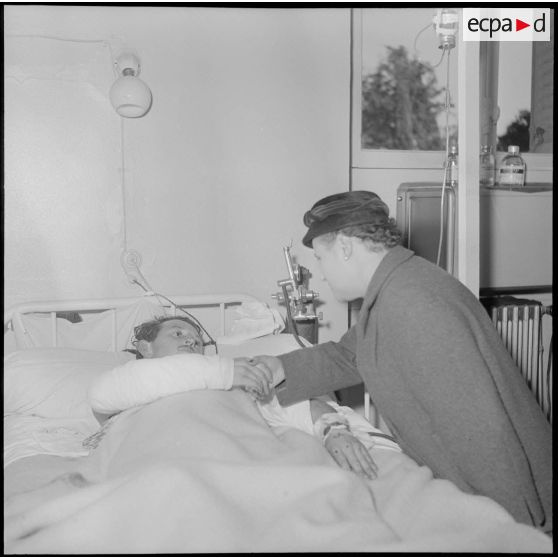 Portrait d'une femme au chevet d'un blessé.