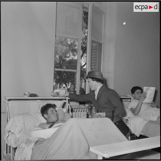 Portrait d'une femme au chevet d'un blessé.