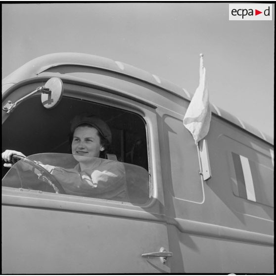 Portrait d'une infirmière-PFAT au volant de son ambulance.