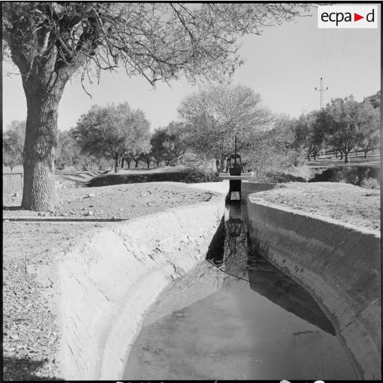 Vue d'un réservoir à ciel ouvert.