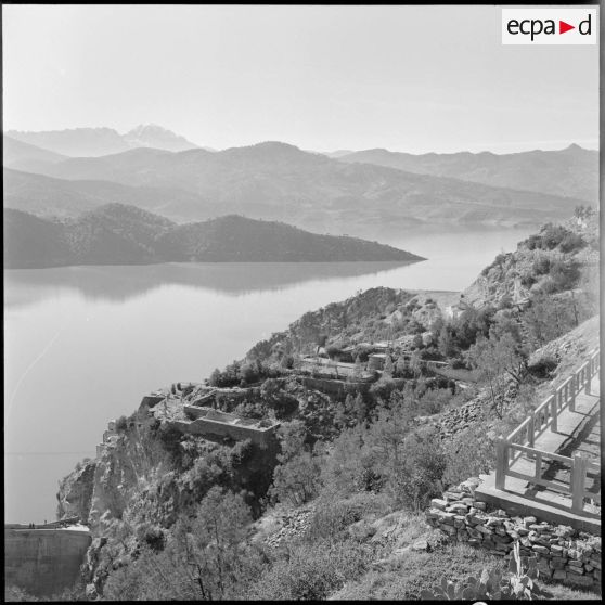 Vue du barrage et du réservoir d'eau d'Oued Fodda.