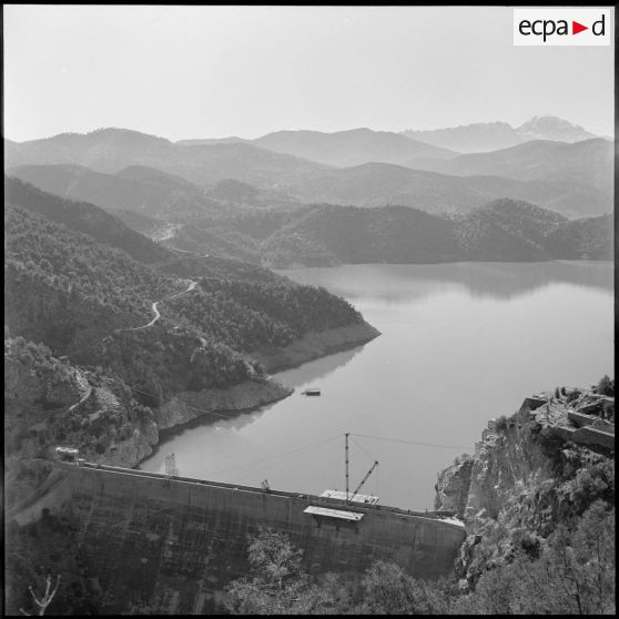 Vue du barrage et du réservoir d'eau d'Oued Fodda.