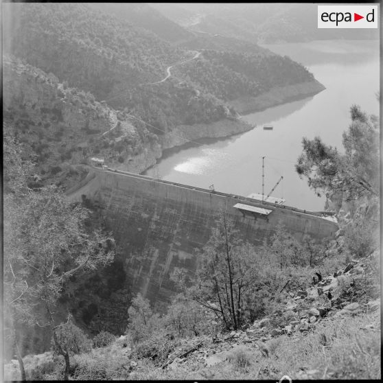 Vue du barrage et du réservoir d'eau d'Oued Fodda.