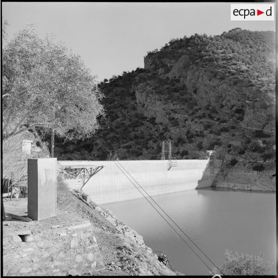 Vue du barrage et du réservoir d'eau d'Oued Fodda.