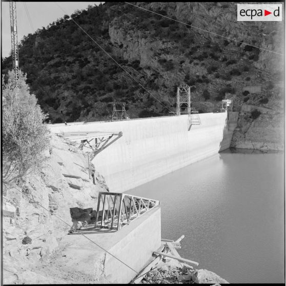 Vue du barrage et du réservoir d'eau d'Oued Fodda.