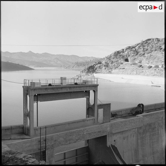 Vue du barrage et du réservoir d'eau d'Oued Fodda.