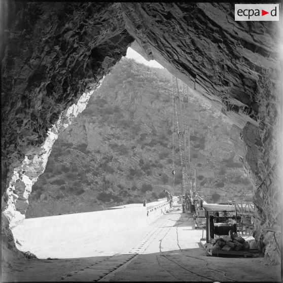 Vue du barrage d'Oued Fodda depuis un tunnel creusé dans la montagne.