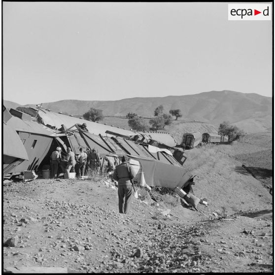 Vue générale du train Alger-Oran déraillé.