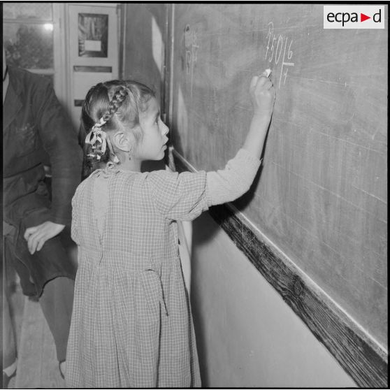 Leçon de mathématique dans une classe de Bouzareah.