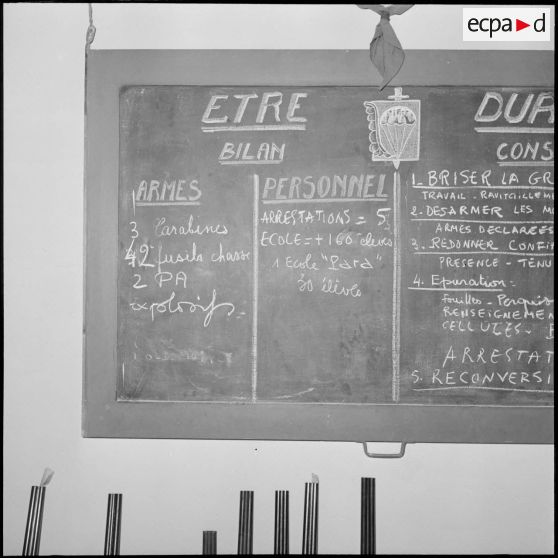 Tableau sur lequel sont inscrits le bilan et les objectifs du 3e régiment de parachutistes coloniaux (RPC).