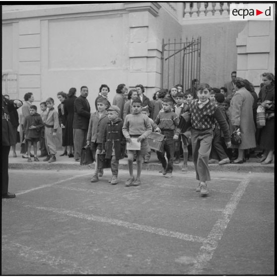 Vue de la sortie des élèves de l'école de Saint-Eugène.