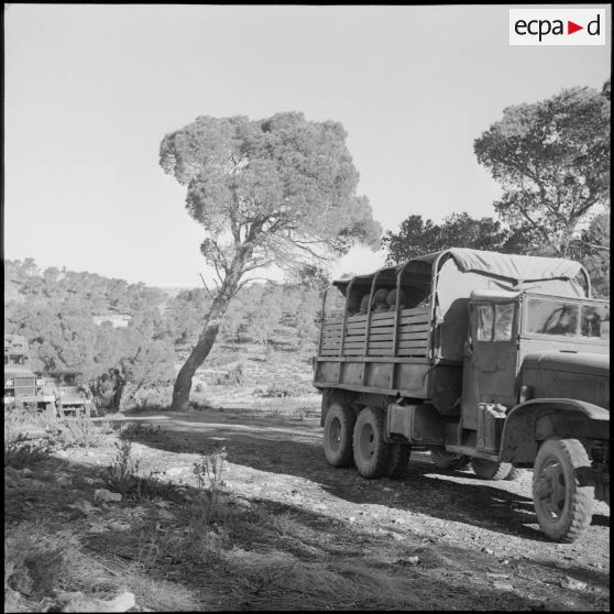 Vue d'un GMC 6x6 sur une piste.