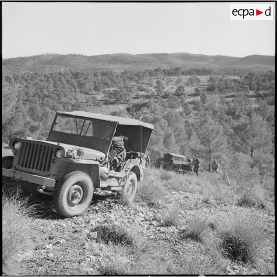 Progression de deux jeeps dans un paysage désertique.