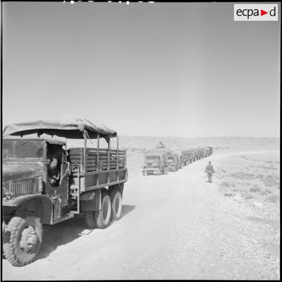 Colonne de GMC 6x6 sur une piste.