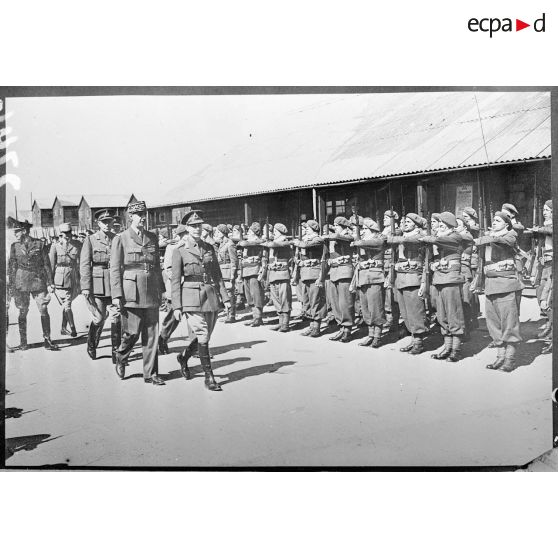 Le roi d'Angleterre, George VI, accompagné du général de Gaulle, passe en revue les premiers volontaires des Forces françaises libres (FFL), stationnés au camp d'Aldershot près de Londres.