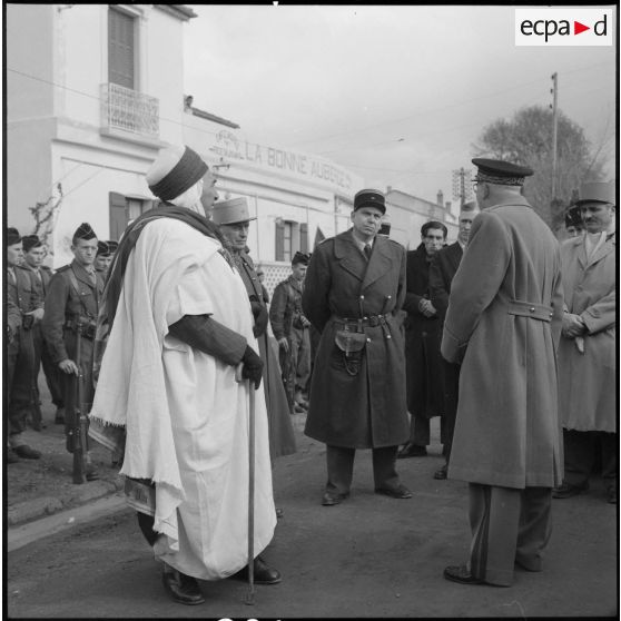 Les autorités s'entretiennent pendant la cérémonie.