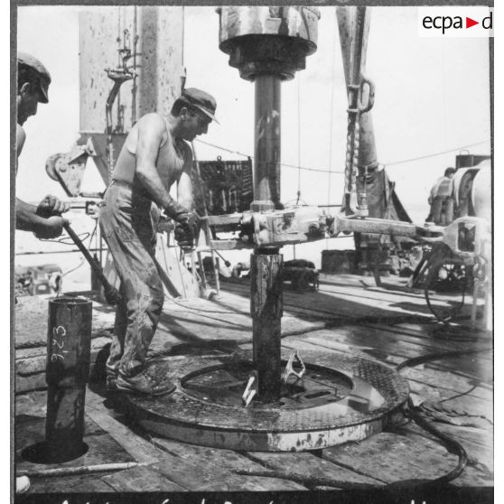 On rajoute un tube au train de tiges du forage de Sidi-Slimane.