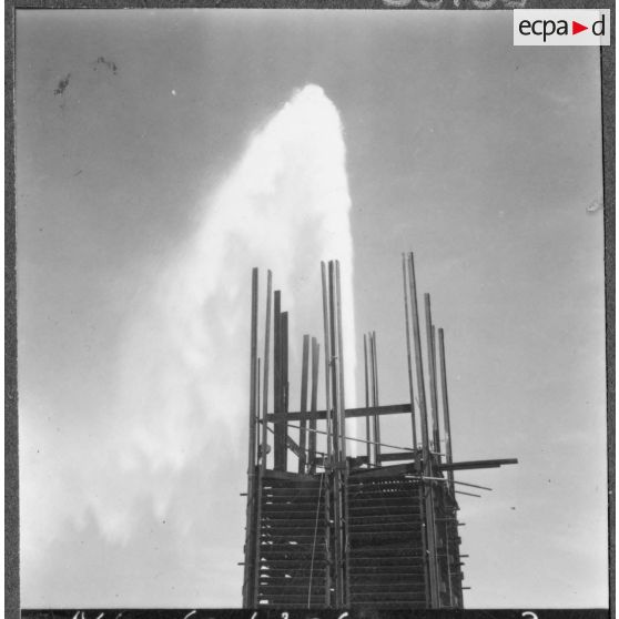 Le système de réfrigération à Tamerna et la vanne commandant le débit d'eau.