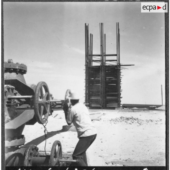 Le système de réfrigération à Tamerna et la vanne commandant le débit d'eau.