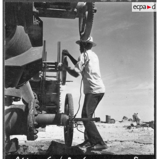 Le système de réfrigération à Tamerna et la vanne commandant le débit d'eau.