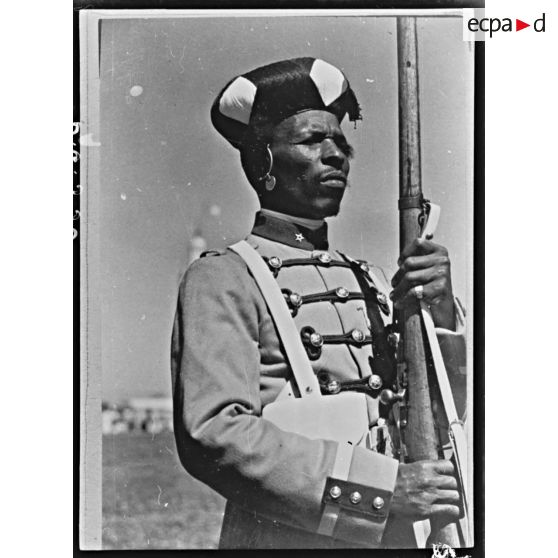 Portrait d'un membre de la garde chérifienne ou garde noire (future garde royale du Maroc).