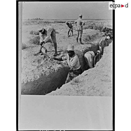 Des tirailleurs sénégalais creusent une tranchée.