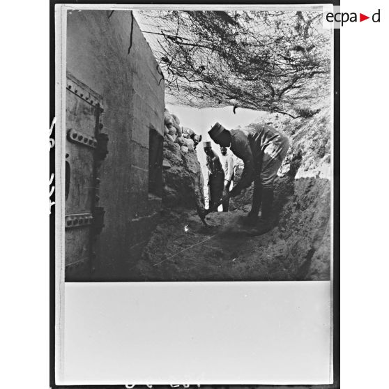Des tirailleurs sénégalais creusent une tranchée près d'une casemate.