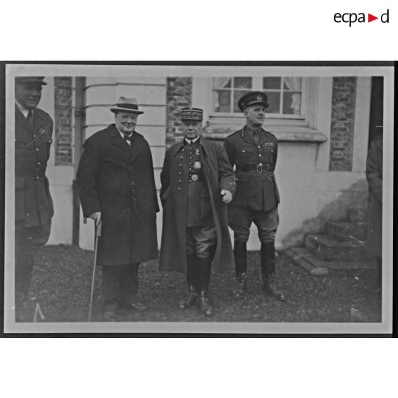 Photograhie de groupe des généraux Gamelin et Gort ainsi que de Winston Churchill.