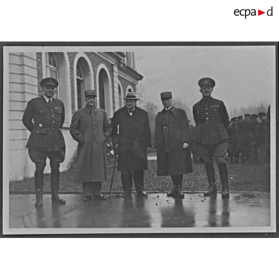 Photograhie de groupe des généraux Ironside, Gamelin, Gort et Georges ainsi que de Winston Churchill.