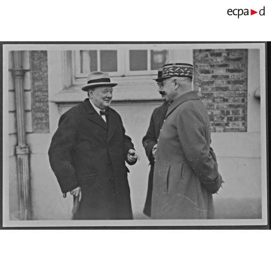 Winston Churchill discute avec le général Georges.