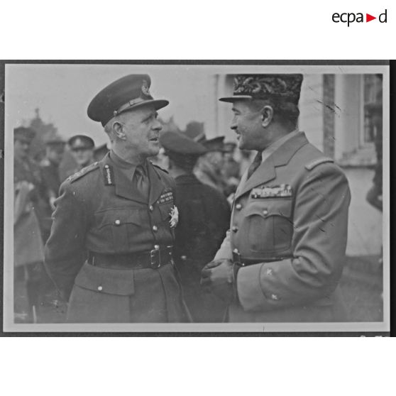Le général Ironside discute avec un général français.